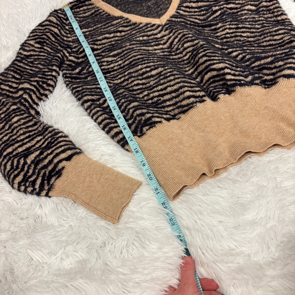 ASTR the Label Tiger Stripe V-Neck Sweater in Taupe Size Medium - Picture 4 of 9